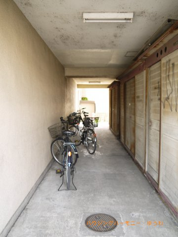 【その他共用部分】 | さつきコーポ | 屋根付きの駐輪場となっていますので、雨の日でも大切な自転車が濡れずに済みます。