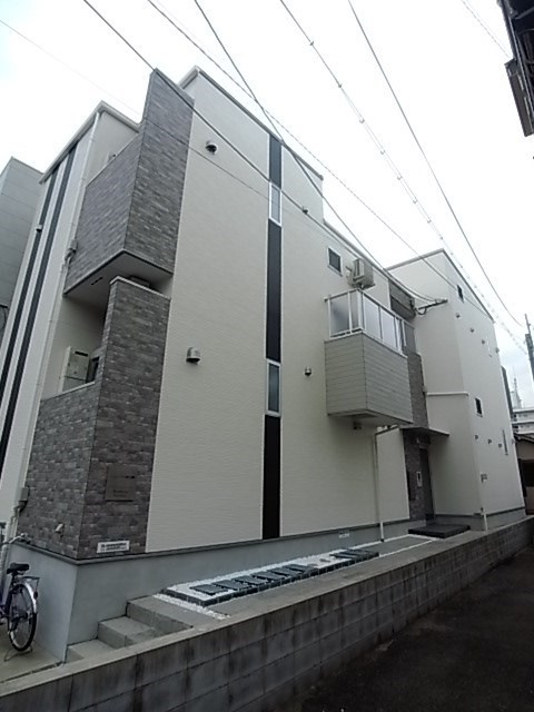 西宮市津門大箇町のアパートの外観