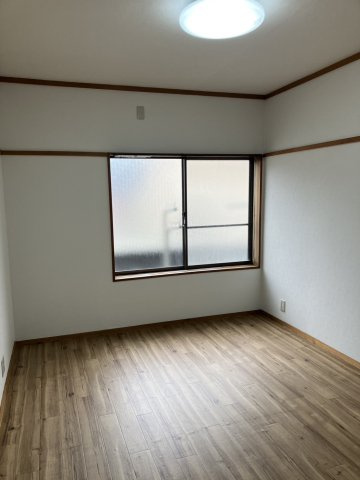 新潟市江南区横越中央２丁目のアパートの洋室