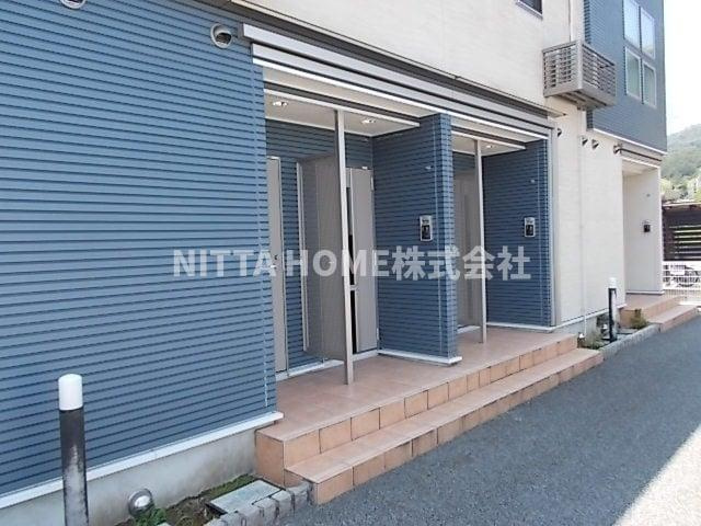 豊岡市高屋のアパートのエントランス|清潔感のあるエントランスです◆