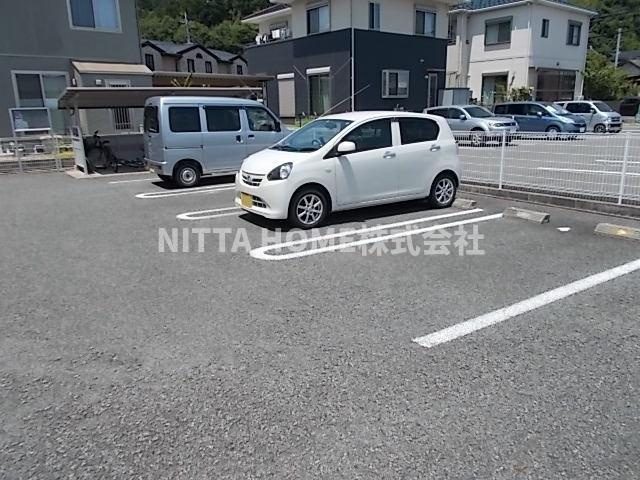 豊岡市高屋のアパートの駐車場|敷地内、敷地外に駐車場完備です(^^♪