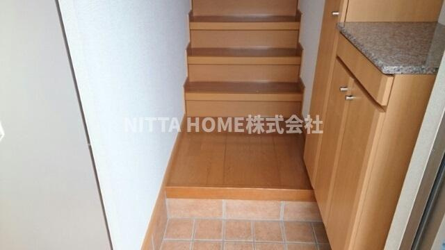 豊岡市高屋のアパートの収納|シューズボックス付きの玄関です◎