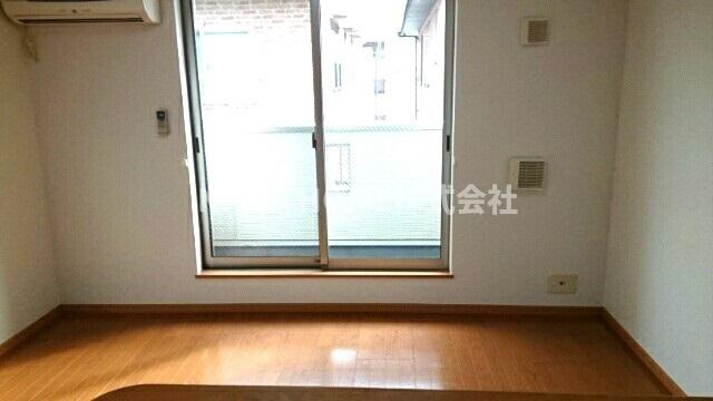 豊岡市高屋のアパートの居間・リビング|エアコン完備のおへやですよ(^^♪