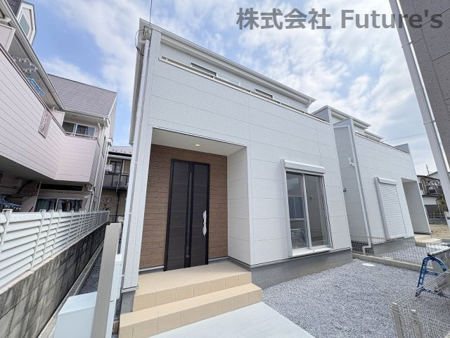 三郷市早稲田7丁目　新築戸建　全3棟　2号棟の外観|JR武蔵野線「三郷」駅徒歩15分・カースペース2台完備の全3棟