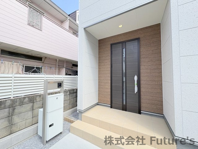 三郷市早稲田7丁目　新築戸建　全3棟　2号棟のエントランス|不在時に便利な宅配BOX完備