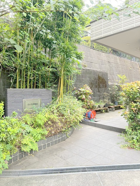 ヴィラ浅間台のエントランス