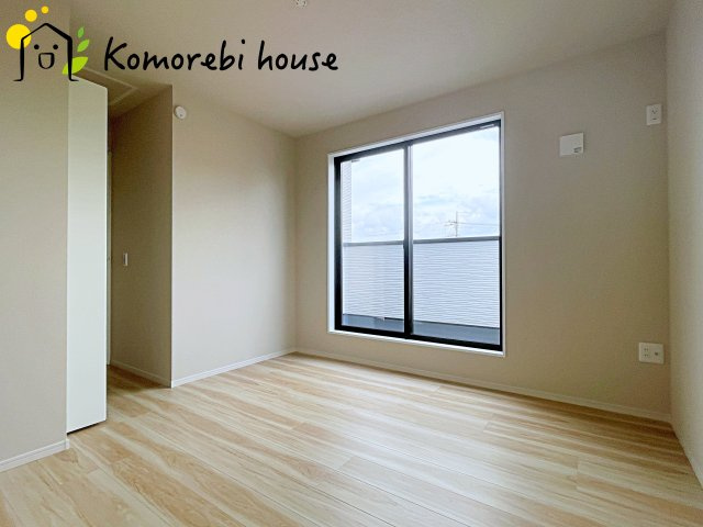 さいたま市北区本郷町　1期　新築一戸建て　リガーレ　02の寝室|広くて明るい寝室