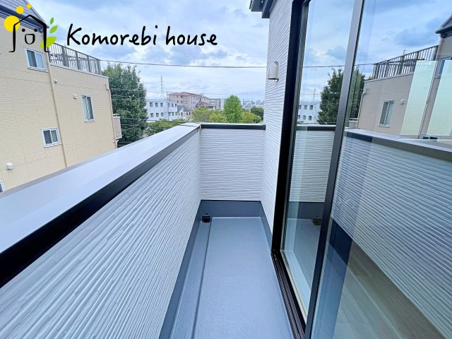 さいたま市北区本郷町　1期　新築一戸建て　リガーレ　02のバルコニー|バルコニー付きです