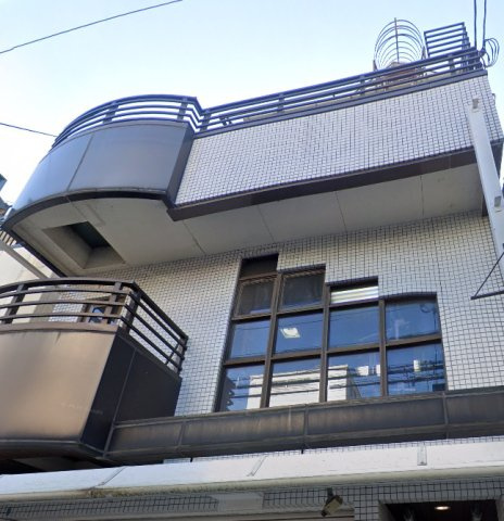 アカカベビルの外観