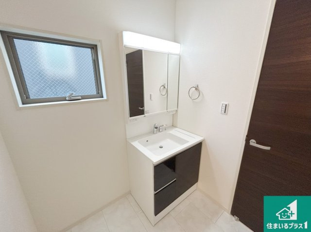 高石市加茂　新築一戸建ての独立洗面台|清潔感のある洗面台です。フラットな鏡は掃除がしやすく毎日清潔！鏡裏には収納があるのでスッキリとした洗面台が保てます。
