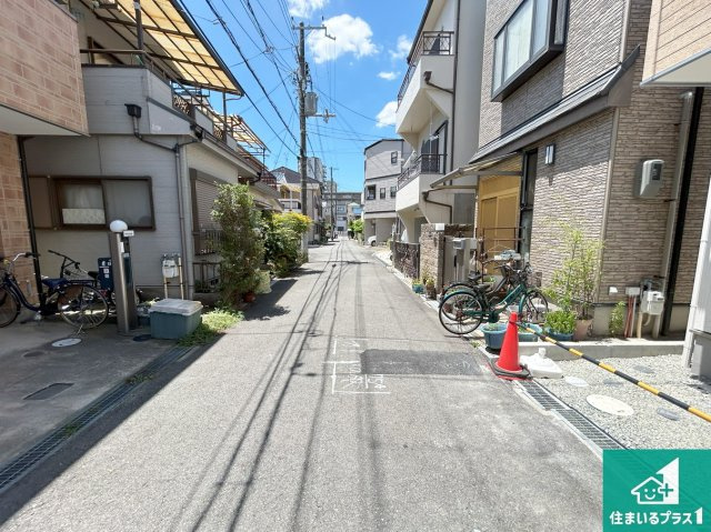 高石市加茂　新築一戸建ての前面道路含む現地写真|周辺は閑静な住宅街！前面道路広々で車の出し入れも便利です。駐車が苦手な方でも安心して車庫入れできます！