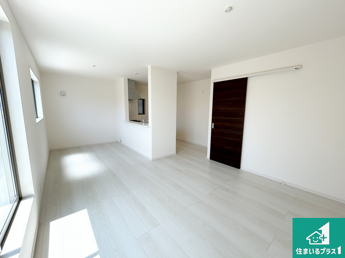 高石市加茂　新築一戸建ての居間・リビング|日当たり良好の明るいリビングで朝の目覚めもスッキリできそう！対面キッチンでご家族のコミュニケーションも自然と増える設計！小さなお子様が遊ぶスペースを作っても広々とくつろげるLDK！