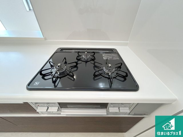 高石市加茂　新築一戸建ての設備|ダブル高火力Ｓｉセンサー付きコンロ！３口あるので、まとめて料理をする時も大活躍！