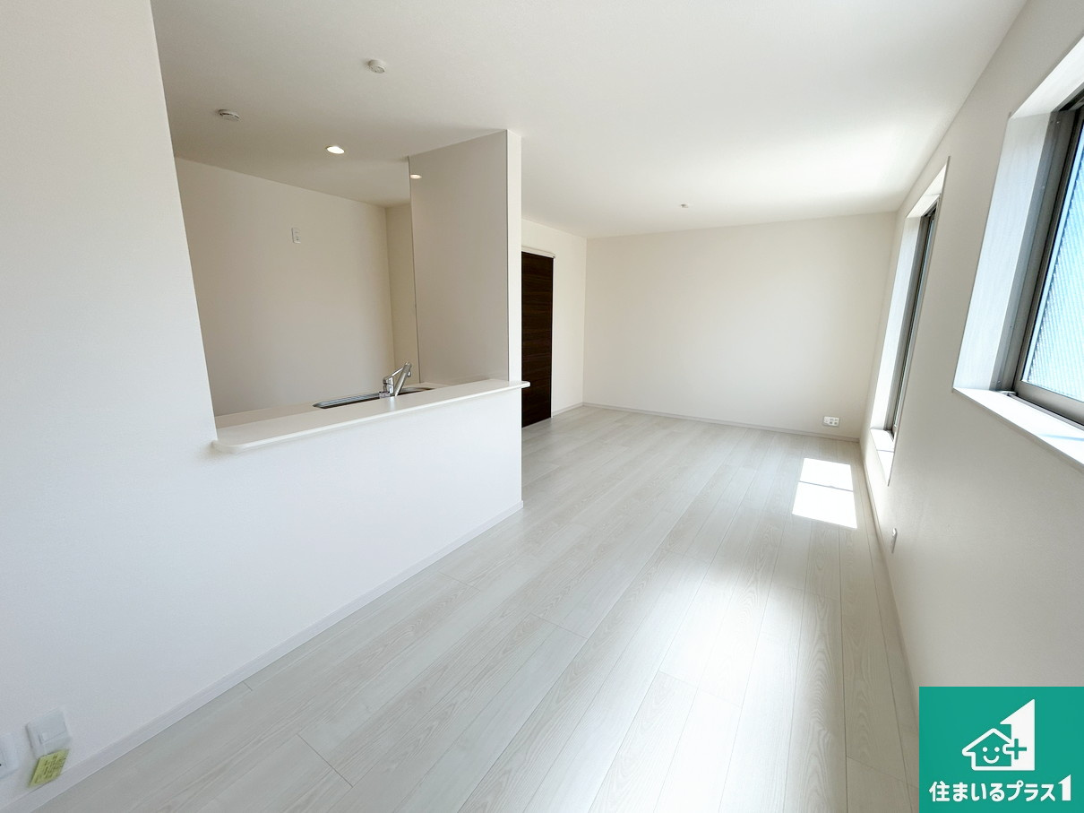 高石市加茂　新築一戸建ての居間・リビング|日当たり良好の明るいリビングで朝の目覚めもスッキリできそう！対面キッチンでご家族のコミュニケーションも自然と増える設計！小さなお子様が遊ぶスペースを作っても広々とくつろげるLDK！