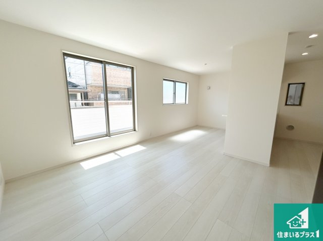 高石市加茂　新築一戸建ての居間・リビング|シンプルなリビングは、観葉植物等のインテリアを楽しめますね！パパ好みにも、ママ好みにも家具次第で雰囲気を変えることができます！