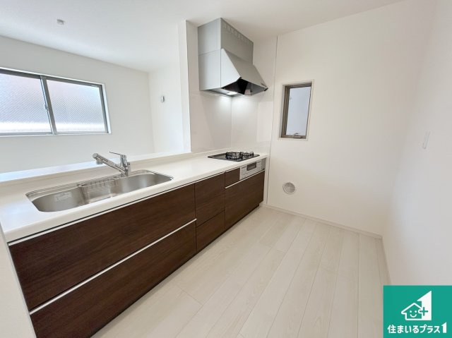 高石市加茂　新築一戸建てのキッチン|リビングと統一感があり、使い勝手のいいキッチン。広々としているので、二人並んで作業が出来ちゃいます。お子様と一緒に色々なお料理に挑戦できるスペースがあります。