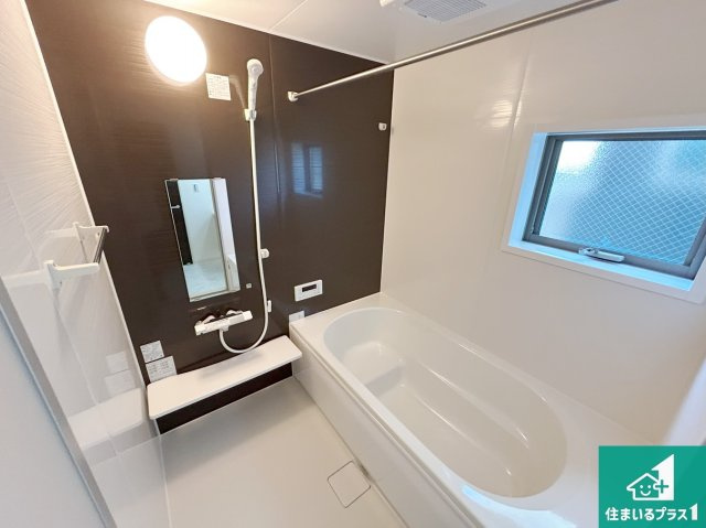 高石市加茂　新築一戸建ての浴室|足をゆったり伸ばして寛げる浴槽です。窓が設けられていますので差し込む光が明るく穏やかな雰囲気にしてくれます♪浴室乾燥機も設置しているので、雨の日の洗濯物も安心です♪