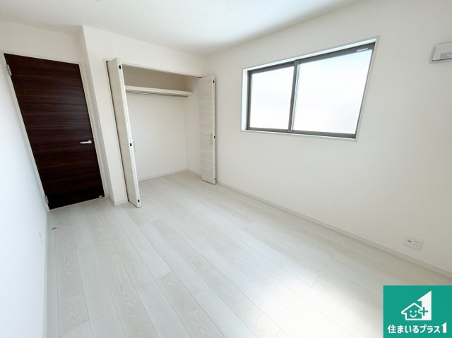 高石市加茂　新築一戸建ての洋室|シンプルな洋室は、自分好みのインテリアが楽しめます♪ご家族とインテリアや家具を選びに行くのは新築購入時の醍醐味の一つです。ぜひお楽しみください♪