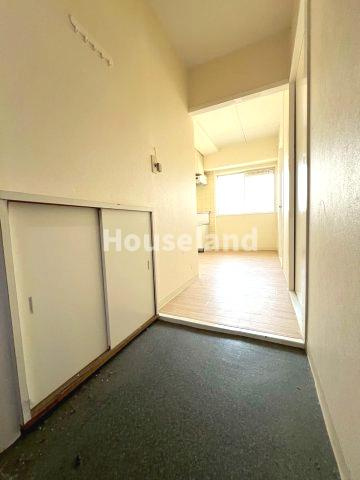 小西マンションの玄関