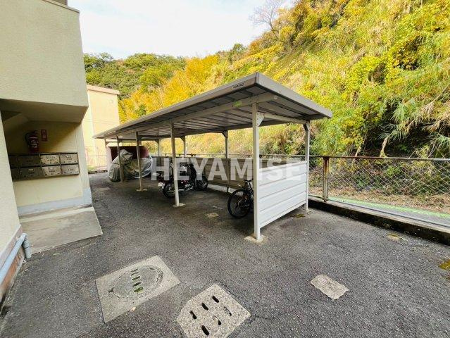 小ヶ倉マンションA棟の駐車場