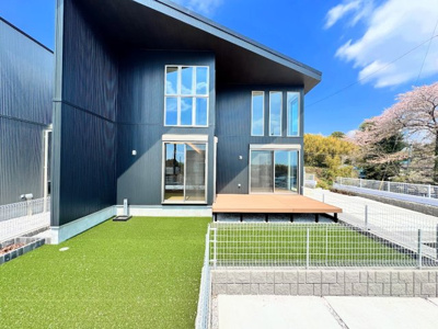 【外観】 | ◇◆都筑区池辺町デザイナーズ住宅◆◇ | ◆一戸建てを中心とした街並みが整然と続き、周辺は高い建物が建っていないので、緑の多い閑静な趣を感じる環境です。街並みや周辺環境も重要なポイントです！！