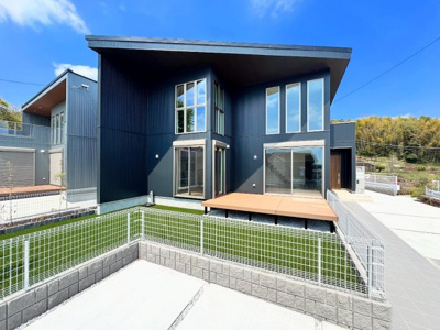 【外観】 | ◇◆都筑区池辺町デザイナーズ住宅◆◇ | ◆堂々たる趣ながら、主張し過ぎずどこか余裕を感じさせるシャープなフォルムで佇む邸宅は、晴天の空と照らし合わせる事で、本来あるべき完成形の姿を見せてくれます。