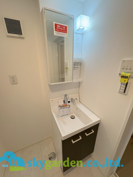 茅ヶ崎市浜之郷　新築戸建　全１棟１号棟の独立洗面台|朝の支度にも助かる、独立の洗髪洗面化粧台