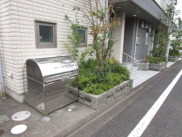 ルミエールのロビー|敷地内ごみ置き場