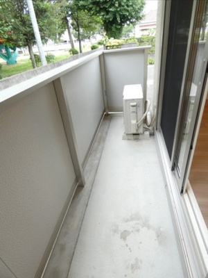 【バルコニー】 | エバーグリーン B棟 | バルコニーからの眺めを楽しみながら食事をしませんか