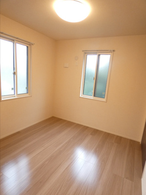 【居間・リビング】 | エバーグリーン B棟 | 使いやすいリビングです