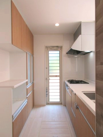 あきる野市小川　未入居住宅のキッチン|備え付けのカップボードが標準でついています。キッチンと色合いも統一されて収納豊富な設備。