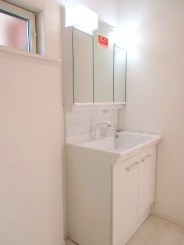 あきる野市小川　未入居住宅の独立洗面台|三面鏡タイプ洗面化粧台｡鏡の角度を変えることで身だしなみチェックしやすいです｡