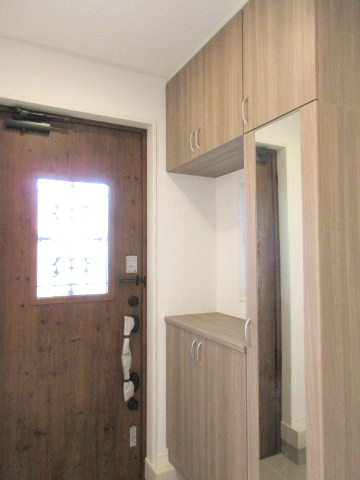 あきる野市小川　未入居住宅の玄関|天井までの高さがあるタップリ玄関収納、姿見付きなのも便利