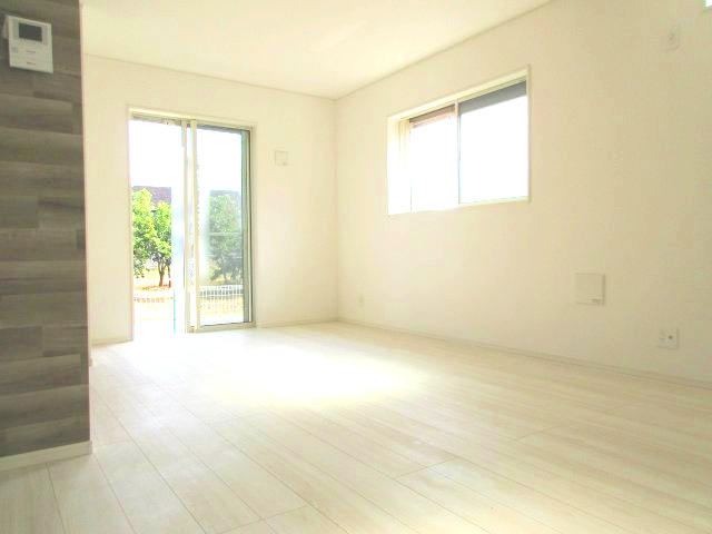 あきる野市小川　未入居住宅の居間・リビング|たっぷりの陽光と心地よい風が舞い込むリビング