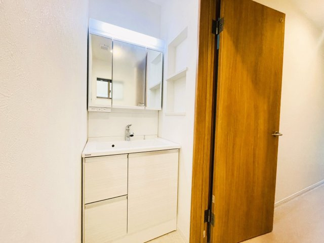 明野町　Ｂプラン　建築条件付き土地のその他|【施工例】ミラーキャビネットの洗面化粧台でメイク用品や洗顔小物などもスッキリ収納できますね！