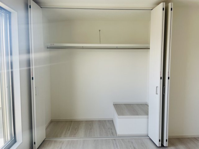 明野町　Ｂプラン　建築条件付き土地のその他|【施工例】パイプ付きのクローゼットで大きなアウターもすっきり収納できますね！