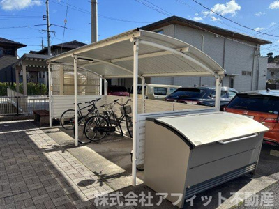 【その他共用部分】 | メルヴェール西深津 | 屋根付き駐輪場