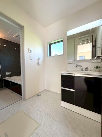 北葛飾郡松伏町　松伏　新築戸建　全2棟の洗面所|明るい洗面所です