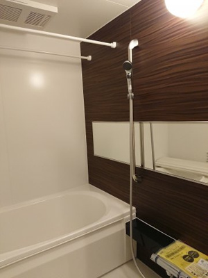 【浴室】 | セルディーナ松波 | ブラウンのアクセントパネルで癒される浴室。