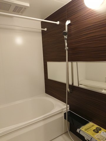 【浴室】 | セルディーナ松波 | ブラウンのアクセントパネルで癒される浴室。