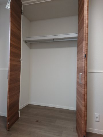 【洋室】 | セルディーナ松波 | ハンガーパイプ付きで丈の長いお洋服も掛けられます