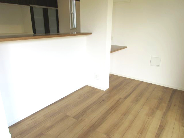 あきる野市小川　新築戸建全4棟の居間・リビング|備え付けのカウンターは子どもたちのスタディスペースにぴったり！