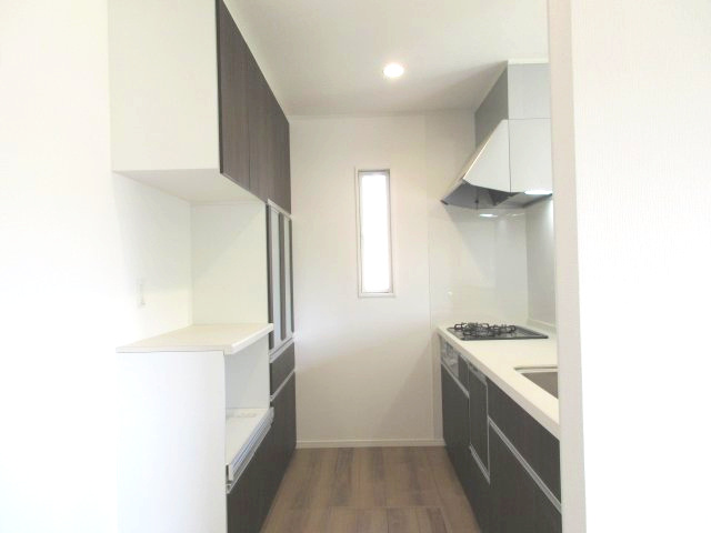 あきる野市小川　新築戸建全4棟の玄関|備え付けのカップボードが標準でついています。キッチンと色合いも統一されて収納豊富な設備。