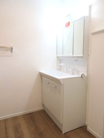 あきる野市小川　新築戸建全4棟の独立洗面台|三面鏡タイプ洗面化粧台｡鏡の角度を変えることで身だしなみチェックしやすいです｡