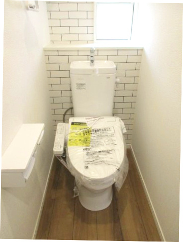 あきる野市小川　新築戸建全4棟のトイレ|1階トイレには快適な温水洗浄便座付