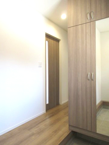 あきる野市小川　新築戸建全4棟の玄関|散らかりがちな玄関もスッキリの玄関収納付