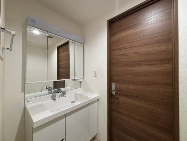 【独立洗面台】 | フォレストリア土浦 | 三面鏡の大きな鏡は憧れます(^^♪鏡の後ろは収納となっていて、細かいものでも収納できるのでスッキリと整理できます！