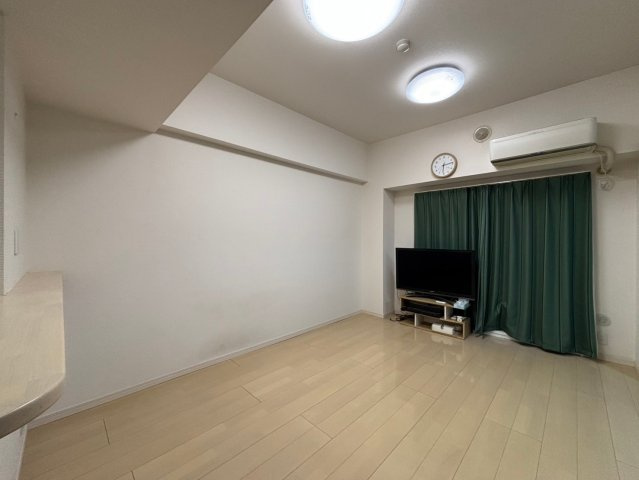 【居間・リビング】 | フォレストリア土浦 | リビングの大きな窓からは、暖かな日の光が降り注ぎます・・・