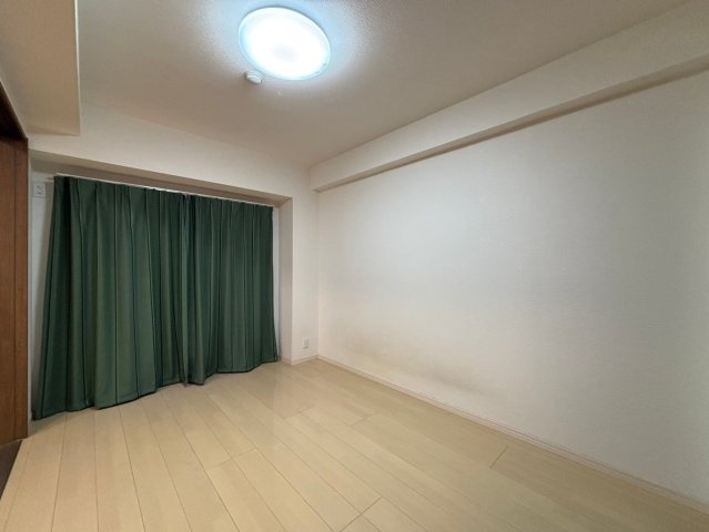 【洋室】 | フォレストリア土浦 | バルコニーに面している居室なので、自然と光が差し込みます。