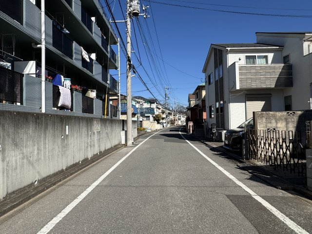 松戸市常盤平２丁目新築戸建【常盤平第三小：9分】の前面道路含む現地写真|西側前面道路・幅員約6ｍ